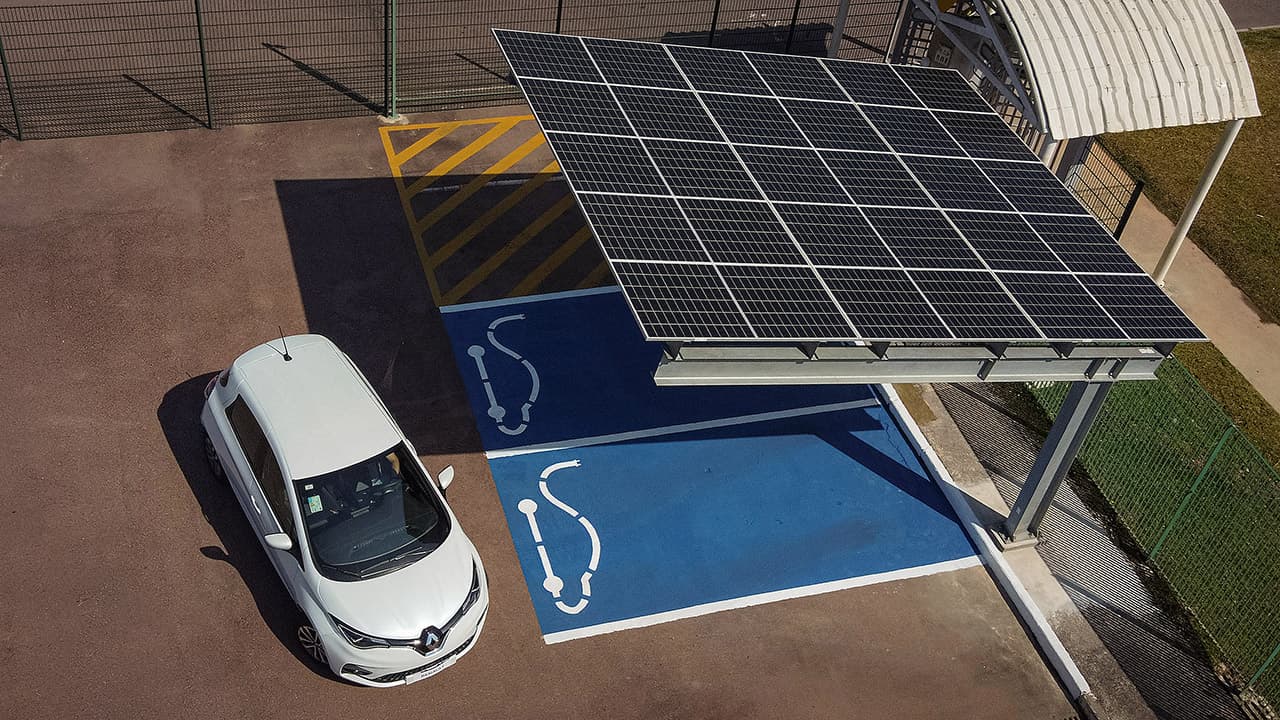 É possível recarregar um carro elétrico só com energia solar?