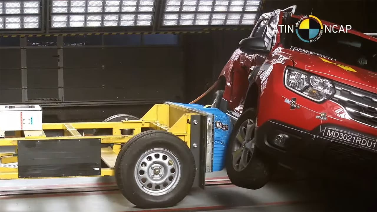 Renault Duster capota, vaza combustível e tira nota 0 em crash-test