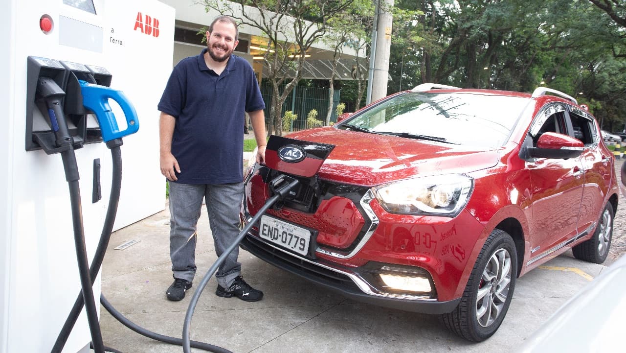 Donos de carros 100% elétricos em território brasileiro contam como é a rotina e não querem voltar para os veículos a combustão