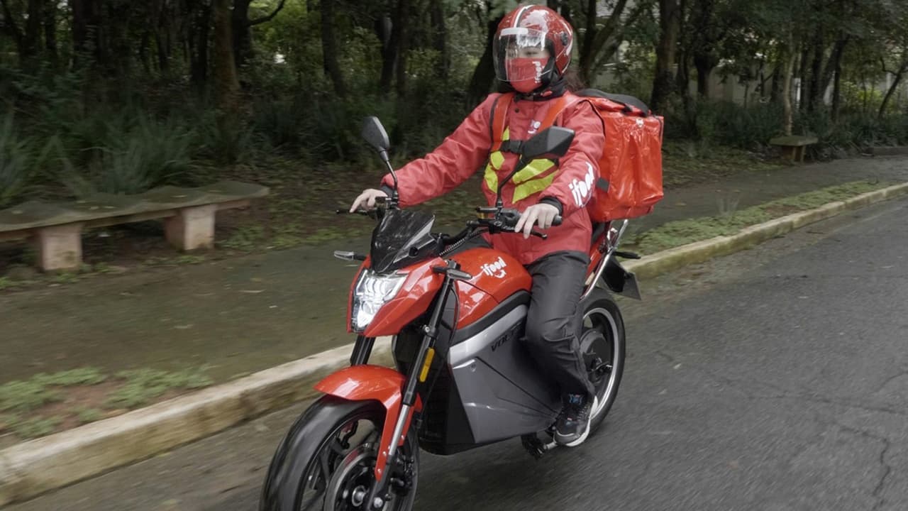 Vendas de motos elétricas disparam com recargas abaixo de R$ 5