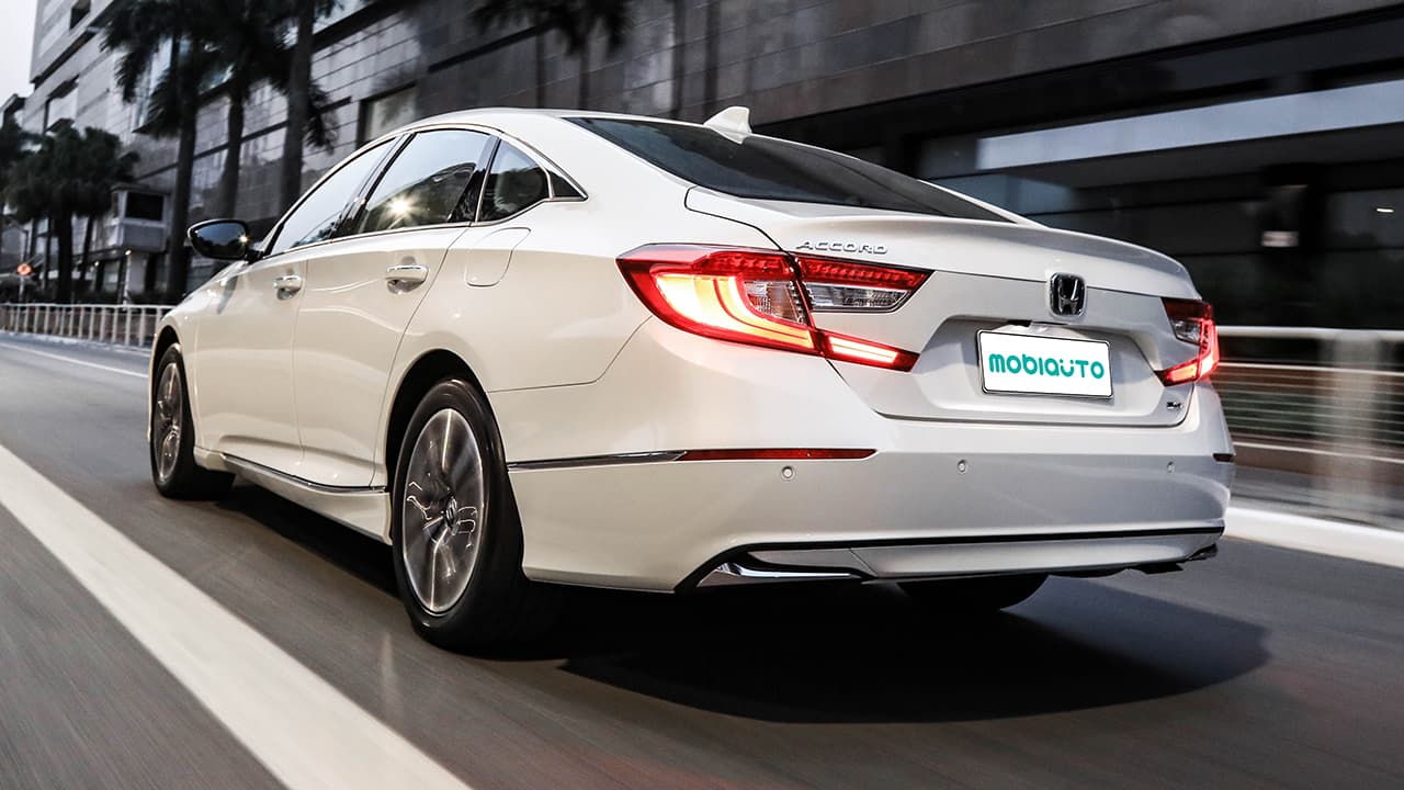 Sem rivais diretos, modelo quer roubar clientes de BMW e Mercedes a R$ 300.000. Motor híbrida “diferentão” que o leva a fazer até 20 km/l é grande destaque